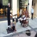 عکس روشی خلاقانه از یک نوازنده خیابانی