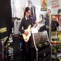 عکس نواختن گیتار الکتریک در اولین نمایشگاه موسیقی در تهران