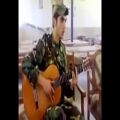 عکس خوانندگی سرباز با گیتار