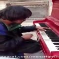 عکس هنرمند بی خانمان با نوازندگی پیانو از درد عمیقی می گوید