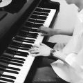 عکس چانیول وقتی پیانو میزنه
