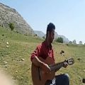 عکس اجرای زنده ی آهنگ همه چی آرومه از حمید طالب زاده توسط آقای آزاد با گیتار