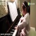 عکس کودک نابغه موسیقی پیانو(دانلود هدیه آموزشی)