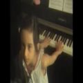 عکس پیانو نوازی عجیب (هلیا لشگری 6 ساله)