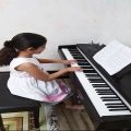 عکس نوازندگی پیانو، قطعه Medow Lands توسط پرنیا دریس سلمانی