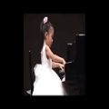 عکس پیانیست کوچولوی با استعداد