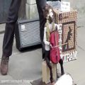 عکس ویولون نوازی زیبای نوازنده خیابانی با حرکت عروسک سیمی (Street Musician)