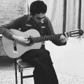 عکس گیتار زدن و خواندن خواننده محمد اسدی