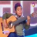 عکس کودک نوازنده گیتار-La cumparsita