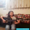 عکس دختربچه خواننده ایرانی و نوازنده گیتار میزنه
