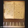 عکس متن ترانه کودکانه به قلمِ فرهاد مهراد بر روی پیانوی شخصی اش