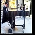 عکس رانندگی با پیانو در شهر (Driving Piano Man) آموزش پیانو