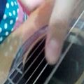 عکس گیتار زدن یک دختر ایرانی