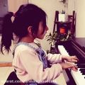 عکس پیانو و آواز یک کوچولو