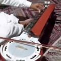عکس نواختن ساز بنجو با عرشه توسط استاد ابوالقاسم حسینی نژاد