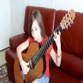 عکس گیتار زدن دختر کوچلو.....خیلی قشنگ میزنه .....