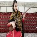 عکس دوتار نوازی بانوی ترکمن با پوشش ترکمنی خانم آق آتابای