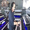 عکس Yanni shows off his keyboards at soundcheck with a surprise!