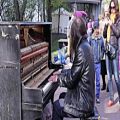 عکس پیانیست خیابانی/این آهنگ فوق العاده زیباست