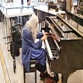عکس ناتالی پیانیست 82 ساله که معمولا در خیابان به اجرای موسیقی می پردازد/1