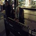 عکس ناتالی پیانیست 82 ساله که معمولا در خیابان به اجرای موسیقی می پردازد/3