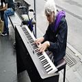 عکس ناتالی پیانیست 82 ساله که معمولا در خیابان به اجرای موسیقی می پردازد/8