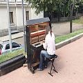 عکس پیانیست خیابانی در کی یف پایتخت اوکراین