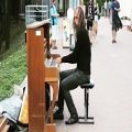 عکس پیانیست خیابانی در کی یف پایتخت اوکراین/6