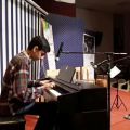 عکس اجرای پیانو امیر احمدی هنرجوی پرتلاش و با استعداد استاد براتی در کنسرت آموزشی تا