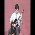 عکس دانشجو ایرانی هاروارد که گیتار رو مانند سه تار می نوازه
