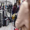 عکس تکنوازی گیتار الکتریک خیابانی