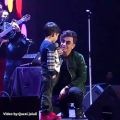 عکس هم خوانی محسن ابراهیم زاده با پسر بچه کوچک در کنسرتش
