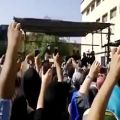 عکس آواز «کولی کنار آتش» همایون شجریان در مراسم تشییع پیکر سیمین بهبهانی در تهران--