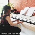 عکس نوازندگی پیانو توسط هنرجوی آوای بهار