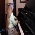 عکس پیانو نوازی دختر 7ساله نواختن اهنگ هاچ زنبور عسل