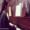 عکس نوازندگی پیانو توسط هنرجوی نغمه مهر