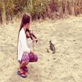 عکس دختری برای سنجاب ویولن می نوازد