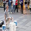 عکس اجرای خیابانی بی نظر درامز بروی سطل پلاستیکی