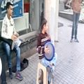 عکس اجرا خیابانی تمپو توسط پسر بچه