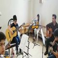 عکس گوشه ای از تمرینات گروه گیتار کودک استاد کریمی در آموزشگاه موسیقی آراد شاهین شهر