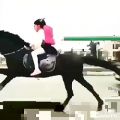 عکس حرکت عجیب دختر بر روی اسب
