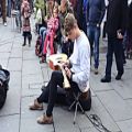 عکس اجرای متفاوت گیتار در خیابان