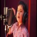عکس آواز خواندن یک پسر بچه افغانی با پر از احساس و شور و شوق