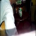 عکس گیتار زدن همراه با سازدهنی ساخته شده توسط شیشه دلستر