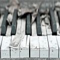 عکس موسیقی غمیگین با پیانو