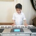 عکس نواختن موسیقی توسط هنرمند کودک