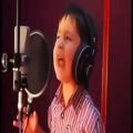 عکس آواز خواندن یک پسر بچه افغانی با پر از احساس و شور و شوق