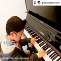 عکس فیلمی از استعداد شگفت انگیز یک کودک در نوازندگی پیانو!