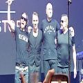 عکس تشویق اعضای گروه موسیقی توماس آندرس در انتهای کنسرت - روسیه 2019