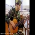 عکس سرباز نوازنده گیتار و خوش صدا
